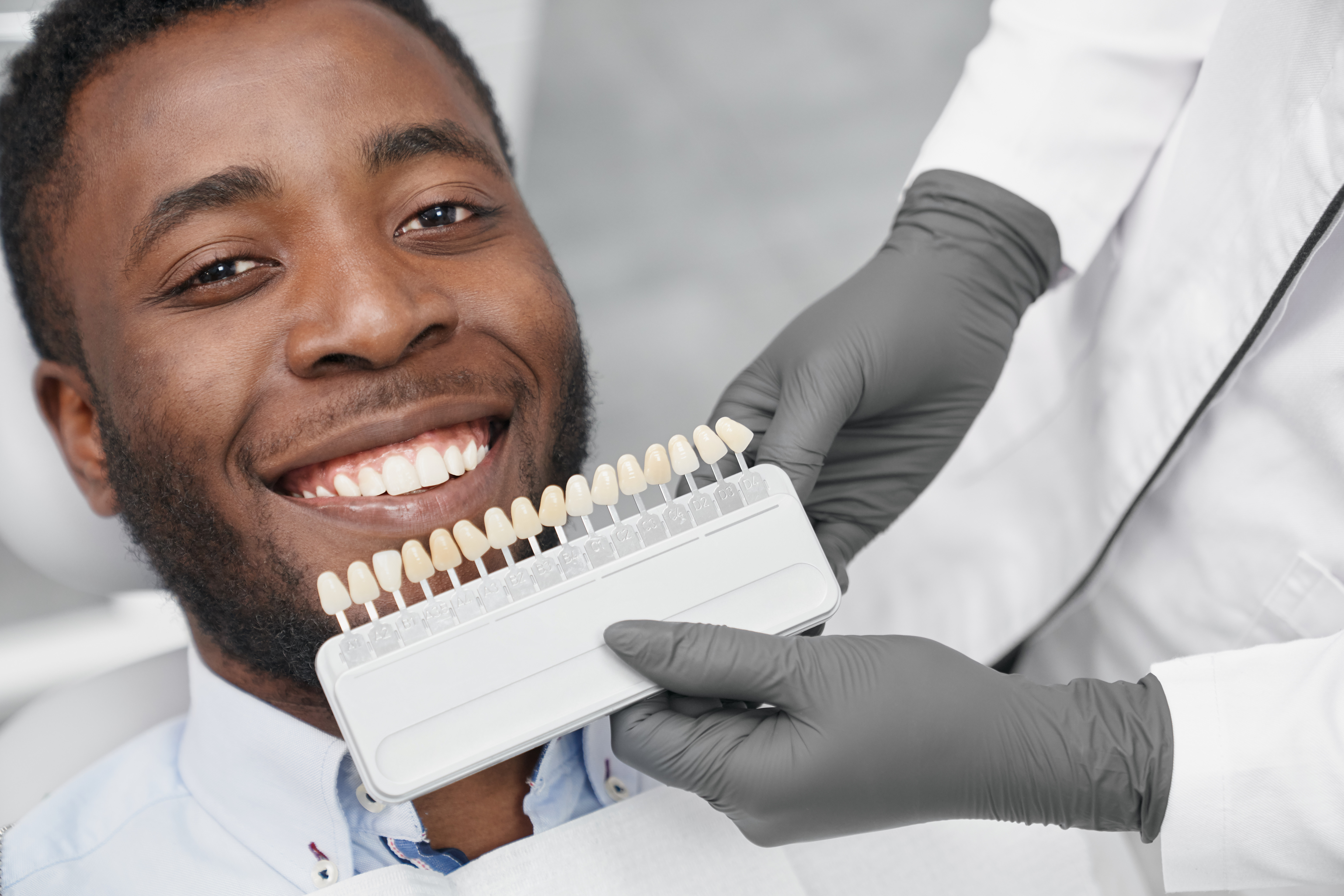 Dentiste professionnel au travail - Cabinet Mek's